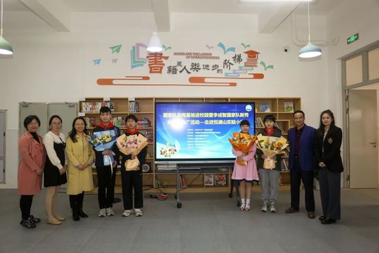 日前，登山题材电影《攀登者》最新剧照在网络流出，剧照中胡歌、井柏然和何琳等主演身穿登山服亮相，笑得十分灿烂，胡歌也成为了这部电影中最新加盟的大牌演员